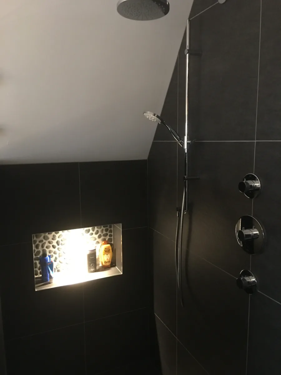 Royale sfeervolle badkamers – mozaïek – visgraat stijl – Alphen ad. Rijn (foto 13)