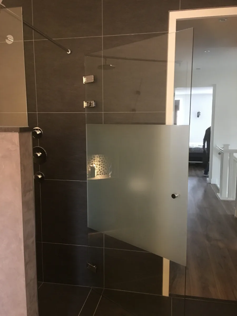 Royale sfeervolle badkamers – mozaïek – visgraat stijl – Alphen ad. Rijn (foto 11)