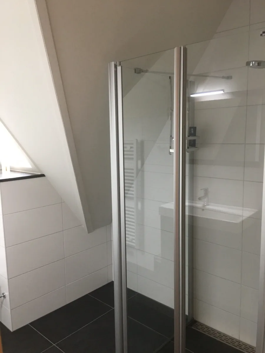 Eenvoudige kinderbadkamer – basis stijl – Alphen ad. Rijn (foto 2)