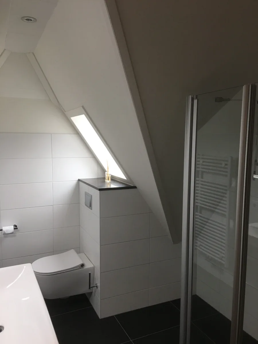 Eenvoudige kinderbadkamer – basis stijl – Alphen ad. Rijn (foto 3)