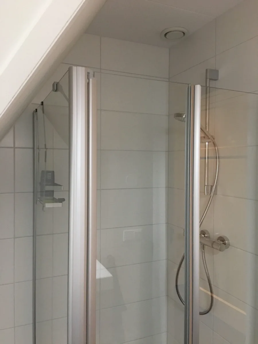 Eenvoudige kinderbadkamer – basis stijl – Alphen ad. Rijn (foto 5)
