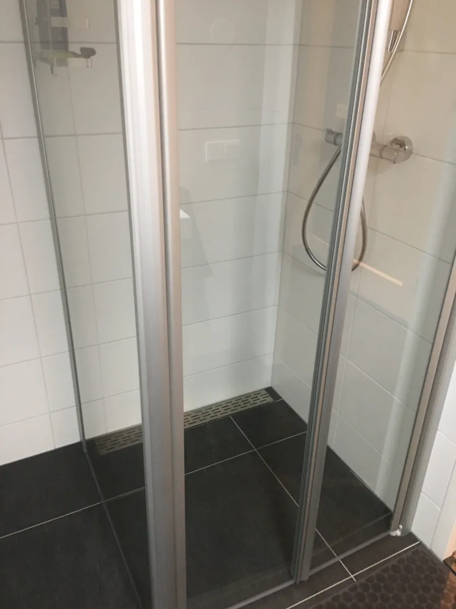 Eenvoudige kinderbadkamer – basis stijl – Alphen ad. Rijn (foto 4)