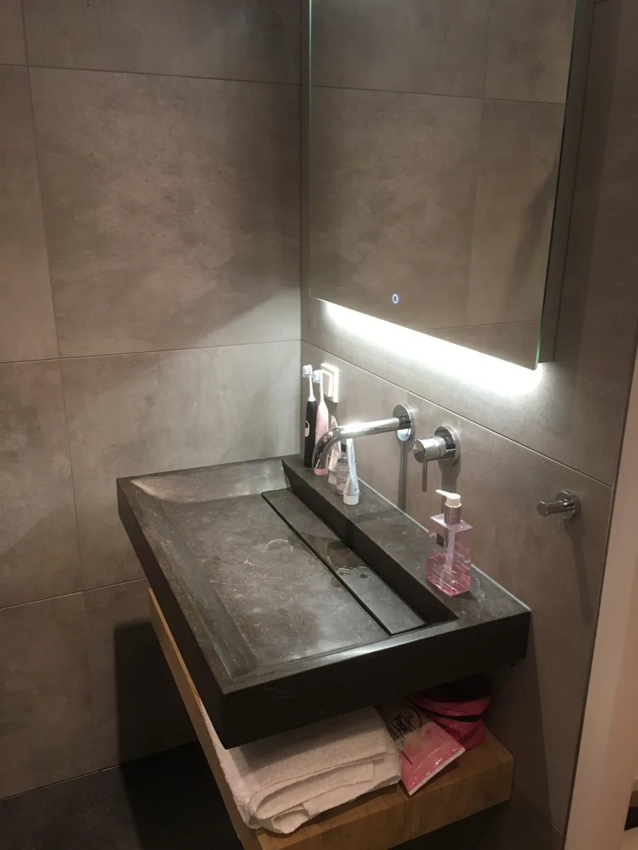 Compacte badkamer – betonlook stijl – Rhenen (foto 7)