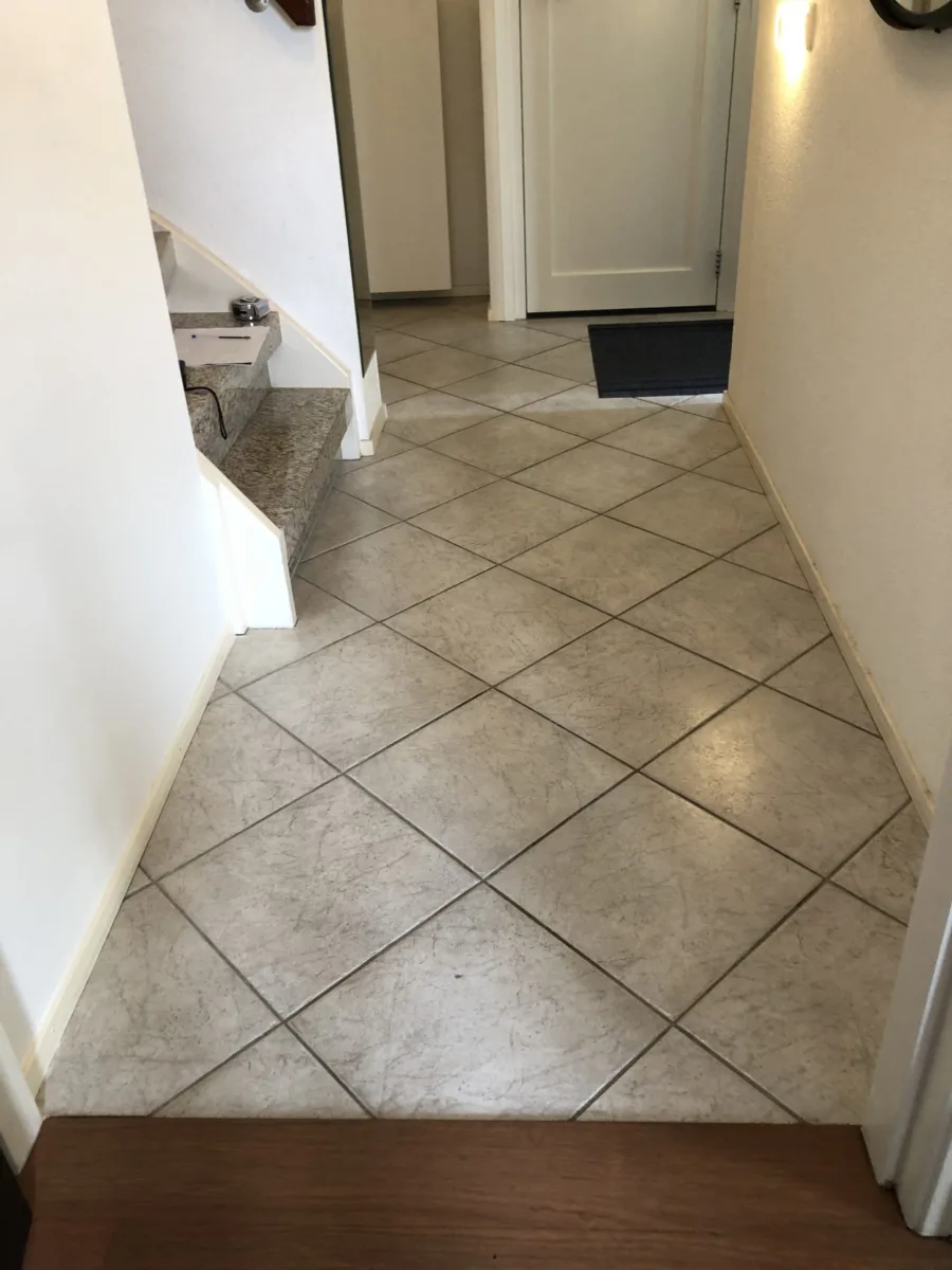 Badkamer, vloer entree met plint en stucwerk, toilet en cv-ketel – modern stijl – Elst (foto 19)