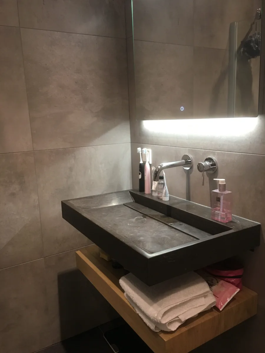 Compacte badkamer – betonlook stijl – Rhenen (foto 4)