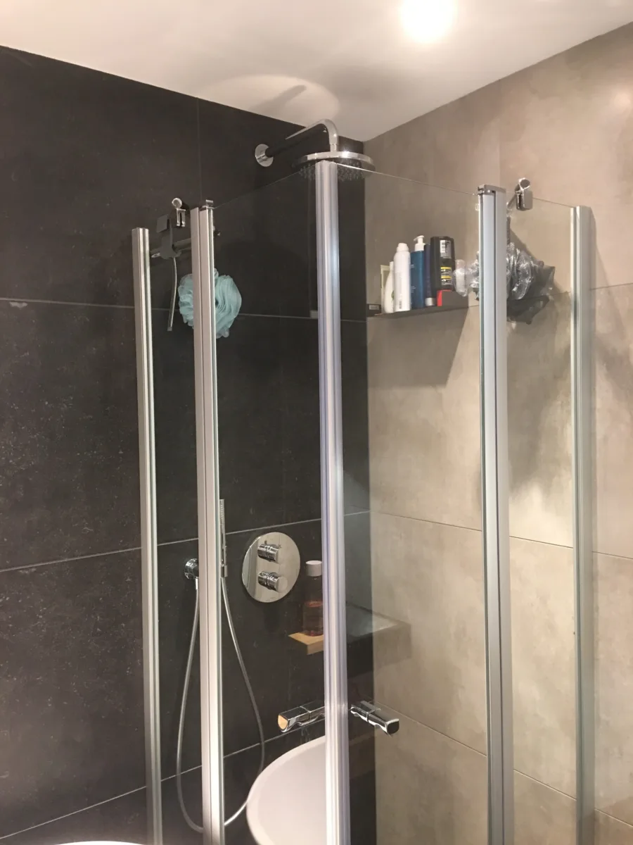 Compacte badkamer – betonlook stijl – Rhenen (foto 12)