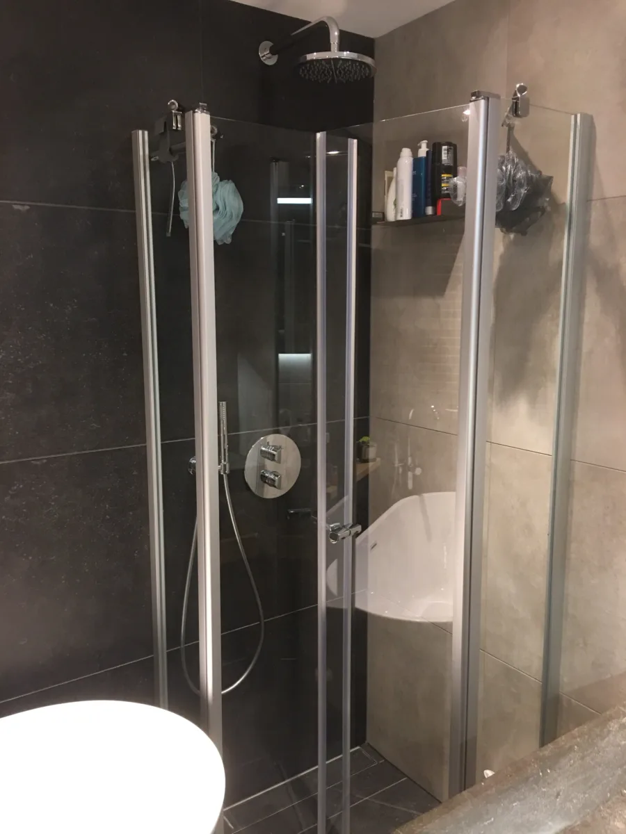 Compacte badkamer – betonlook stijl – Rhenen (foto 8)