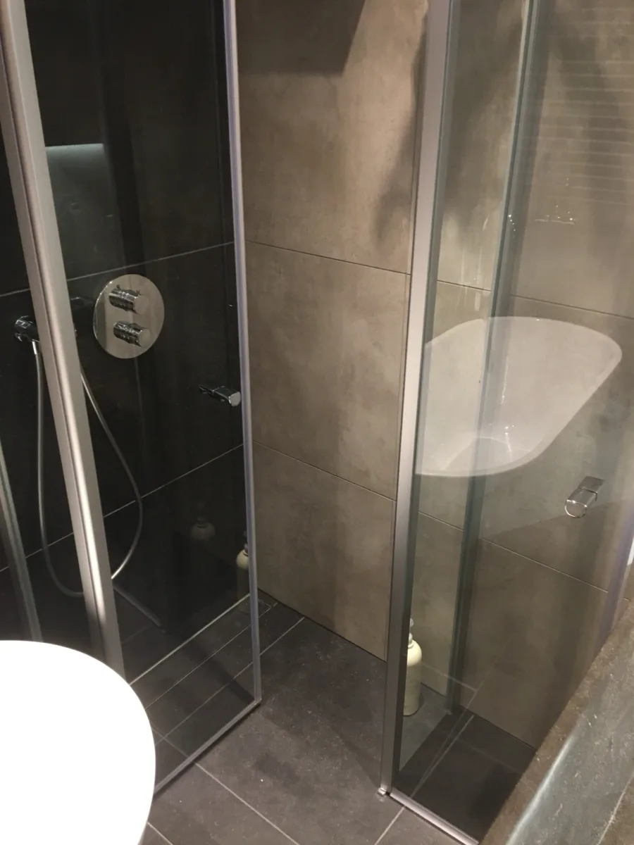 Compacte badkamer – betonlook stijl – Rhenen (foto 3)