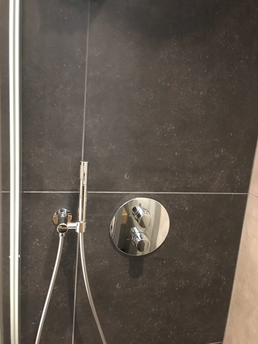 Compacte badkamer – betonlook stijl – Rhenen (foto 13)