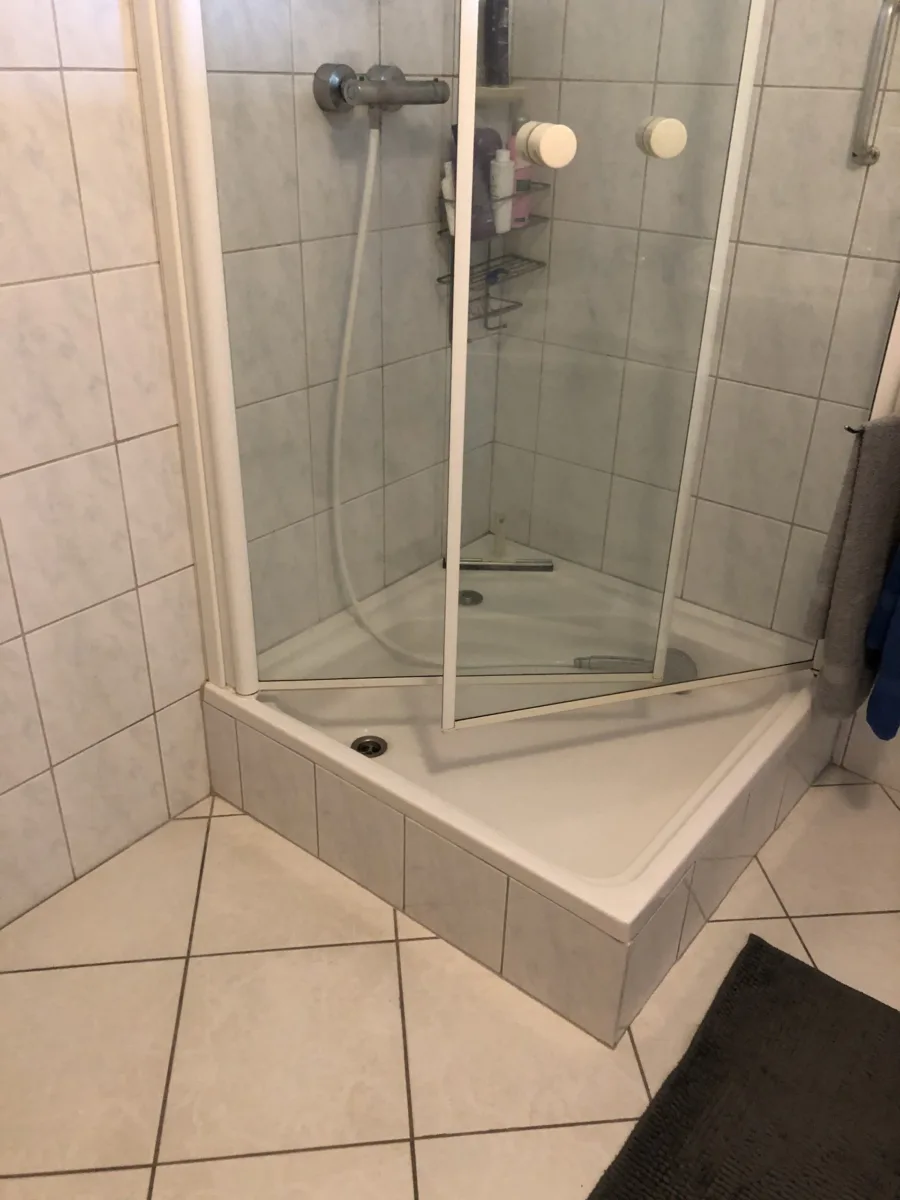 Badkamer, vloer entree met plint en stucwerk, toilet en cv-ketel – modern stijl – Elst (foto 17)