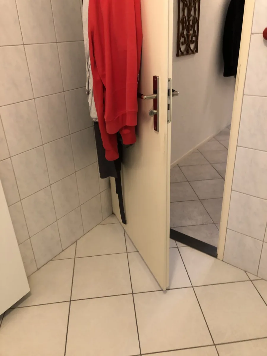 Badkamer, vloer entree met plint en stucwerk, toilet en cv-ketel – modern stijl – Elst (foto 18)