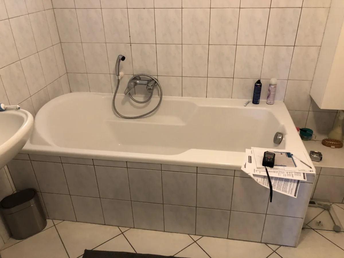 Badkamer, vloer entree met plint en stucwerk, toilet en cv-ketel – modern stijl – Elst (foto 16)