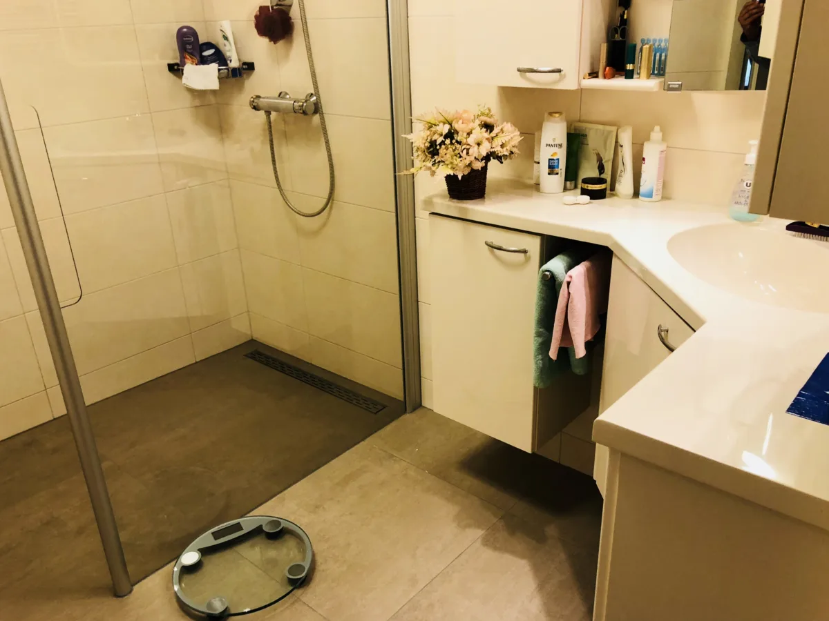 Badkamer met inloopdouche met plafond stabilisatie – ergonomisch stijl – Wageningen (foto 2)
