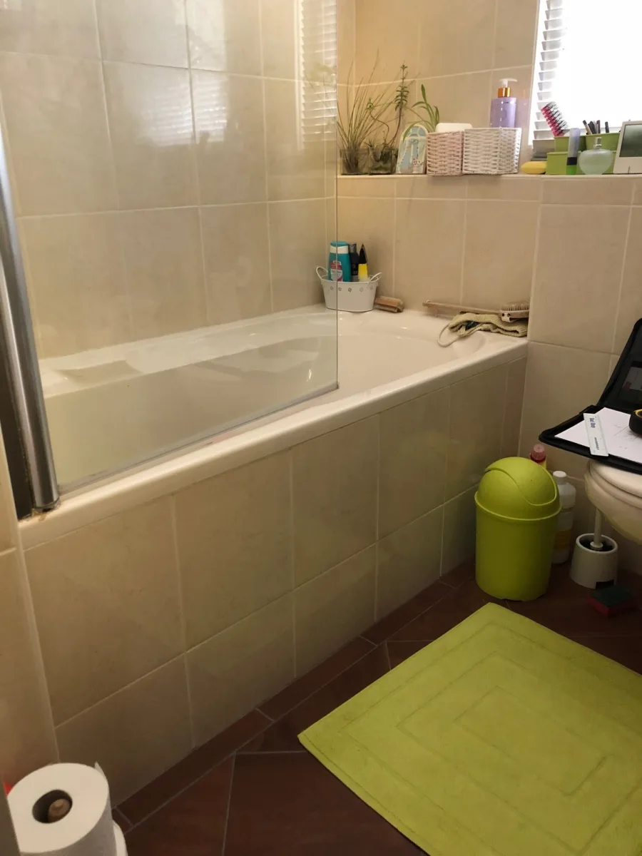 Badkamer update: bad vervangen voor inloopdouche met handgreep – ergonomisch stijl – Rhenen (foto 2)