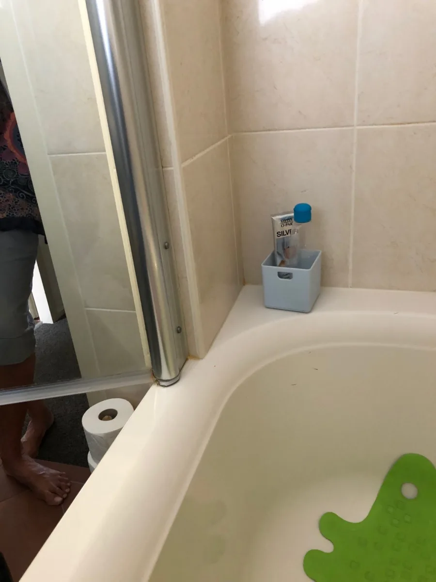 Badkamer update: bad vervangen voor inloopdouche met handgreep – ergonomisch stijl – Rhenen (foto 5)