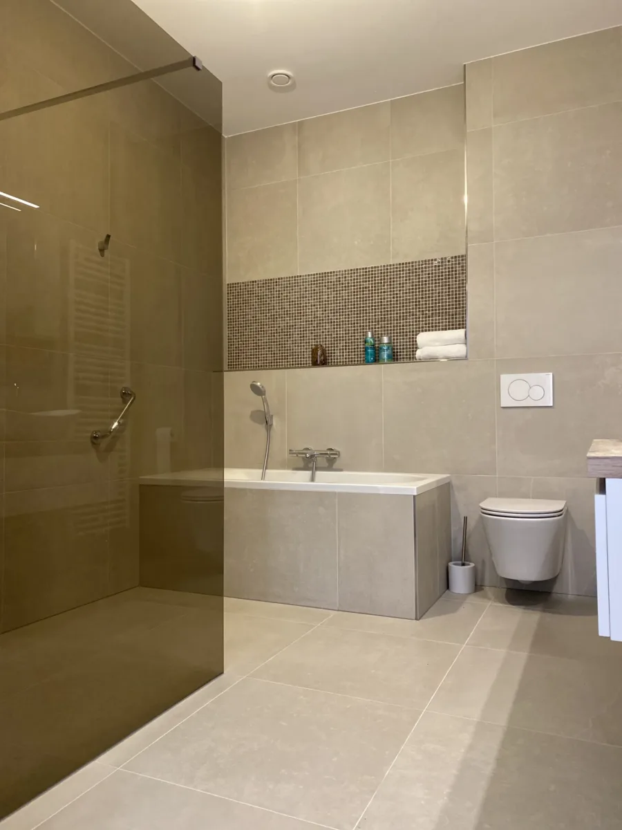 Badkamer met opbouw waskommen – modern stijl – Wageningen