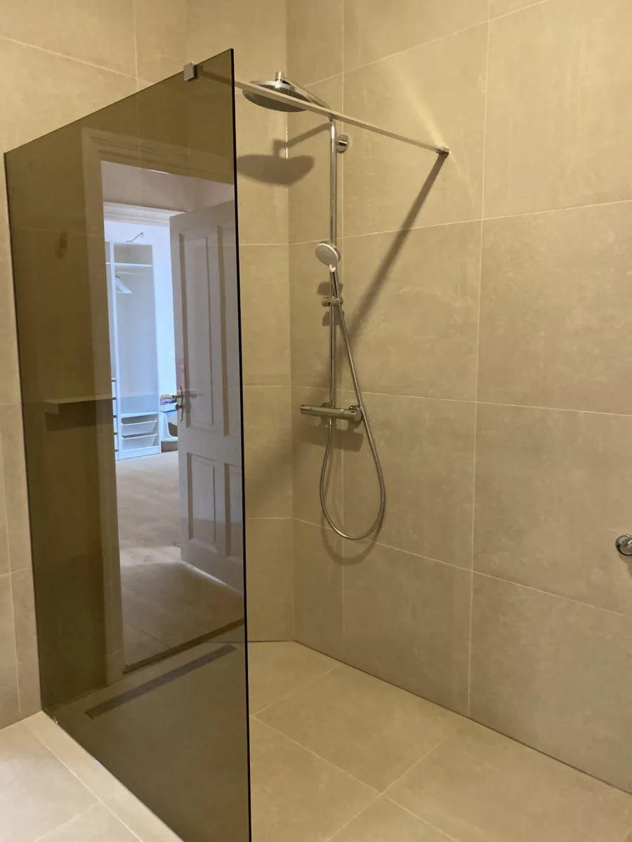 Badkamer met opbouw waskommen – modern stijl – Wageningen (foto 3)
