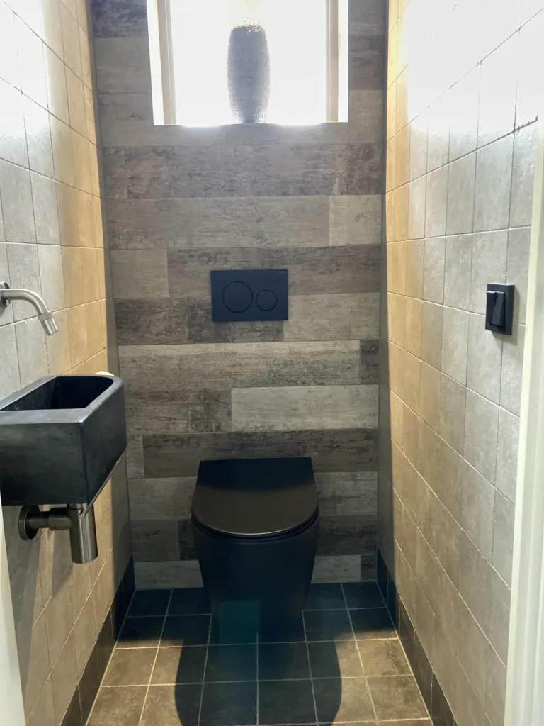 Toiletruimte met zwart toilet – karakteristiek stijl – Rhenen