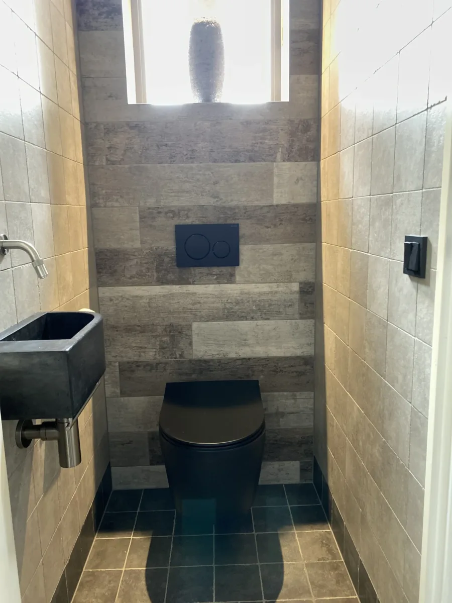 Toiletruimte met zwart toilet – karakteristiek stijl – Rhenen (foto 2)