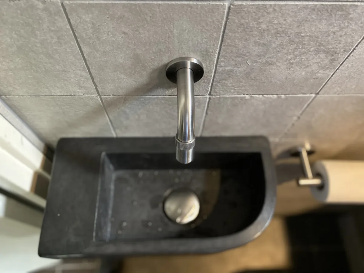 Toiletruimte met zwart toilet – karakteristiek stijl – Rhenen (foto 4)