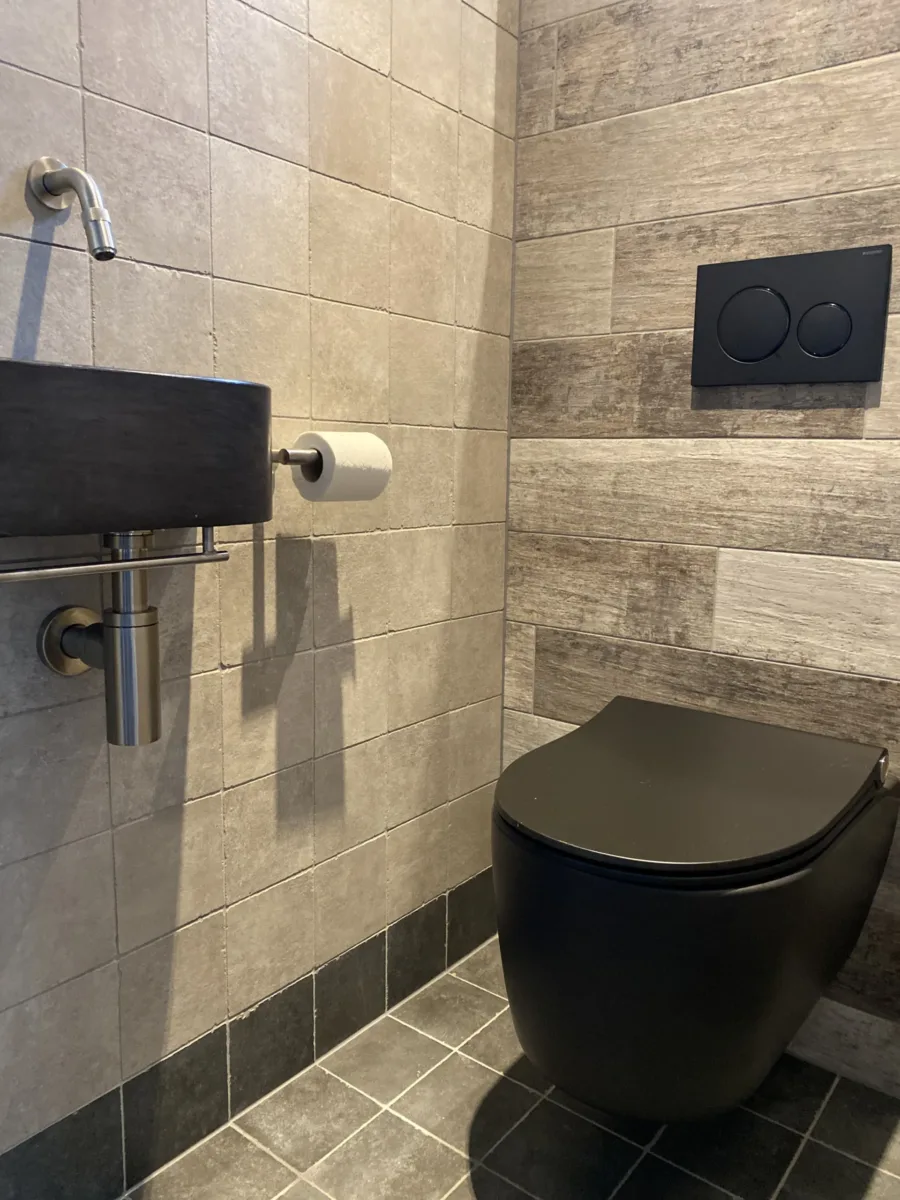 Toiletruimte met zwart toilet – karakteristiek stijl – Rhenen