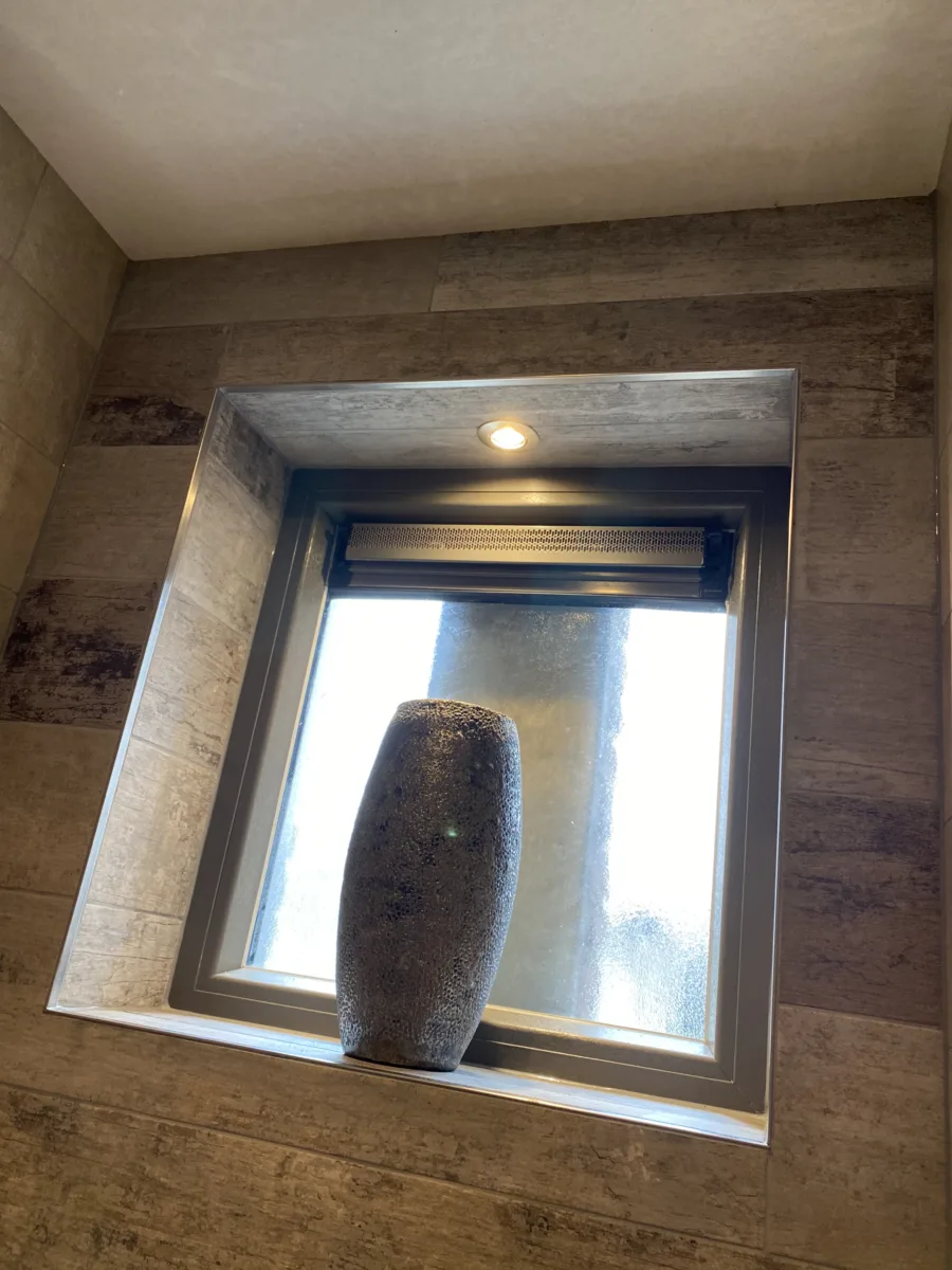 Toiletruimte met zwart toilet – karakteristiek stijl – Rhenen (foto 3)