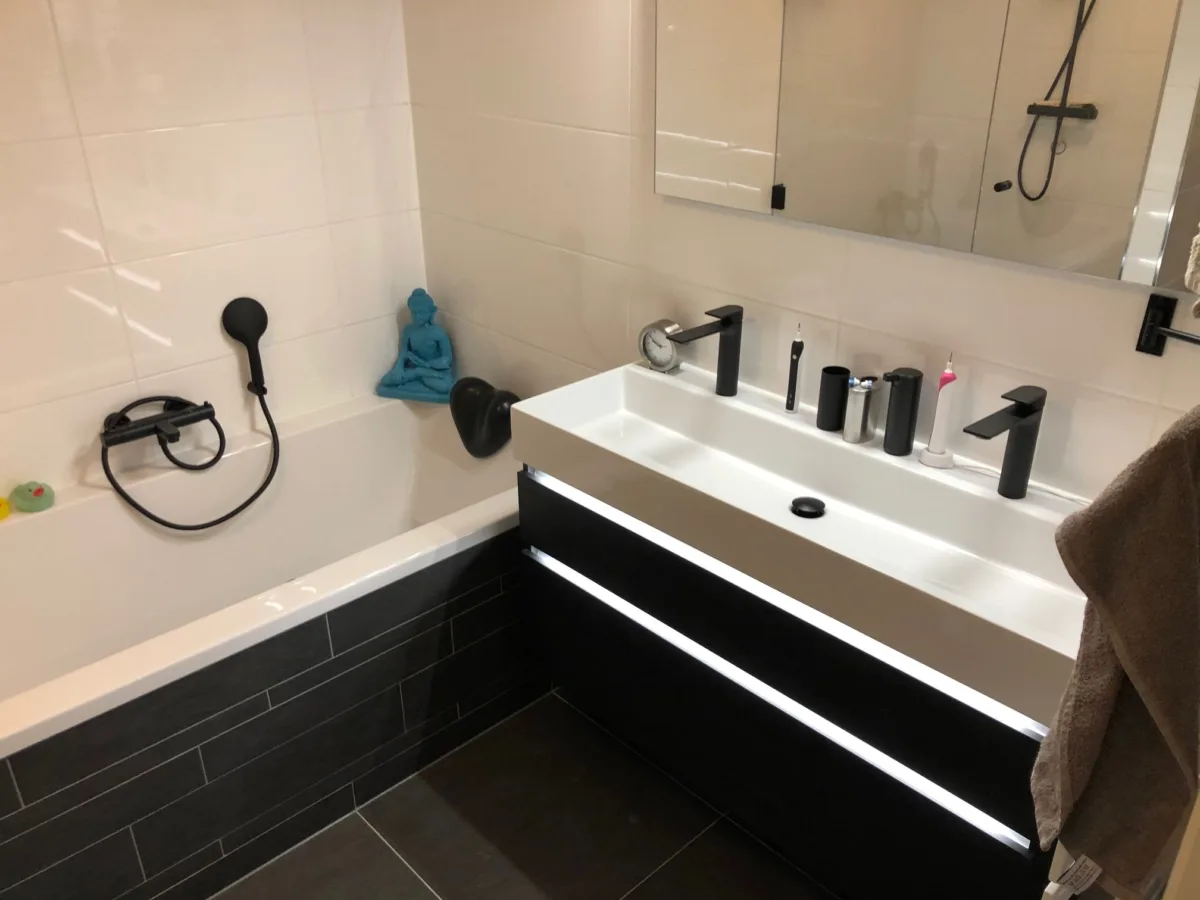 black & white badkamer en toilet – modern stijl – Utrecht (foto 2)
