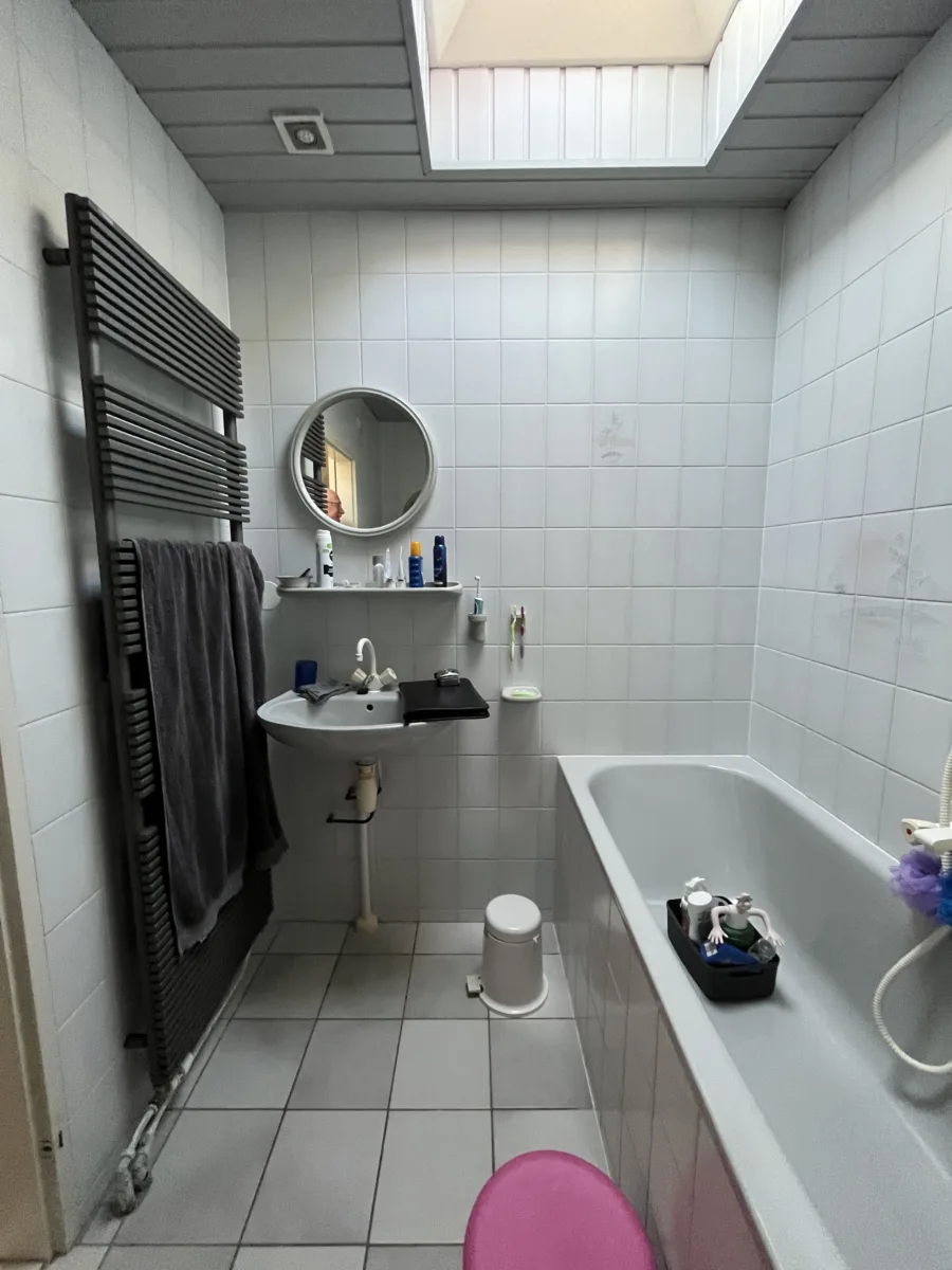 Badkamer licht grijs & antraciet stroken – betonlook stijl – Oosterbeek (foto 11)