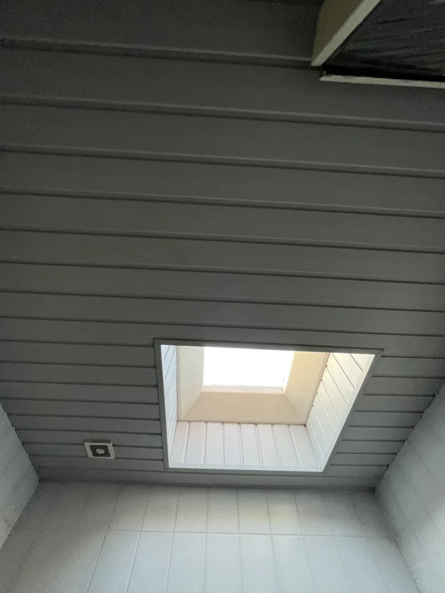 Badkamer licht grijs & antraciet stroken – betonlook stijl – Oosterbeek (foto 10)
