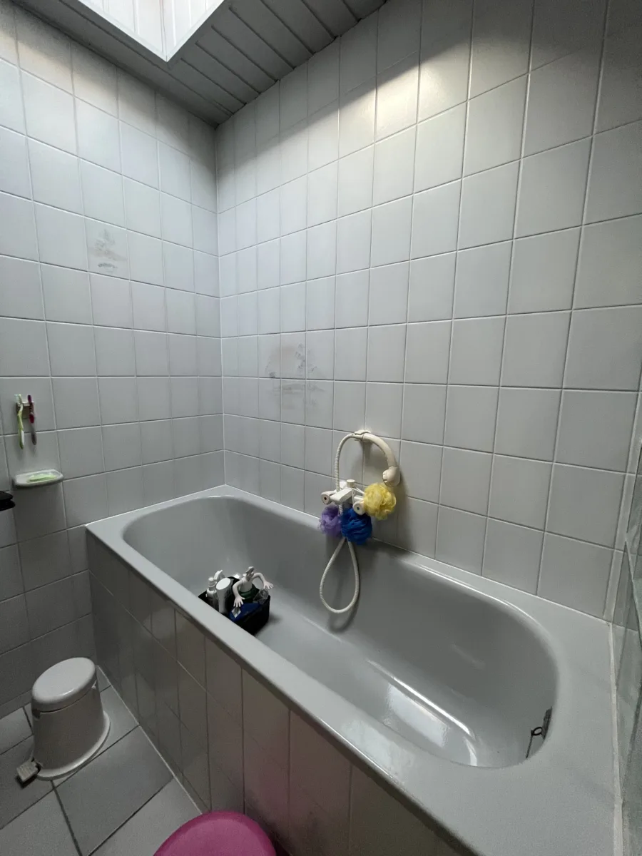 Badkamer licht grijs & antraciet stroken – betonlook stijl – Oosterbeek (foto 9)