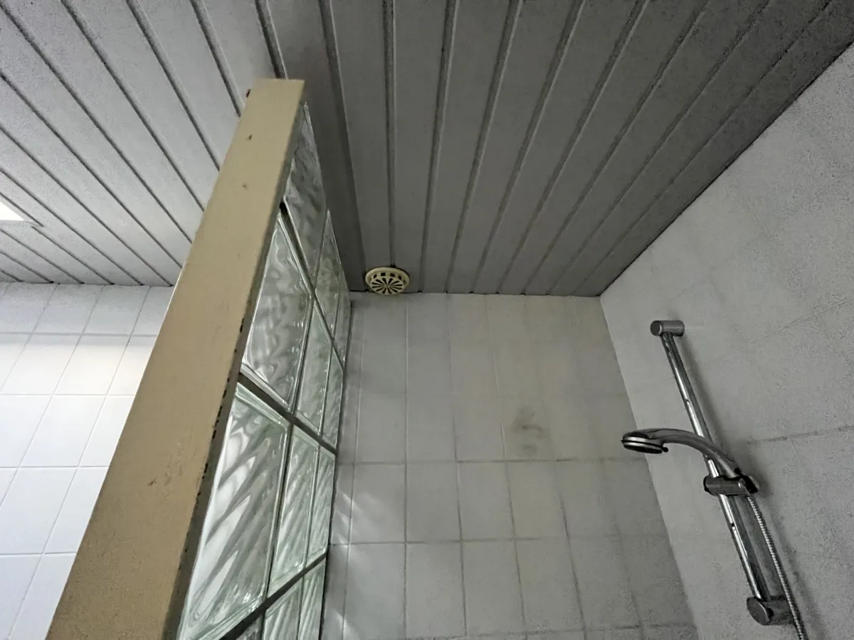Badkamer licht grijs & antraciet stroken – betonlook stijl – Oosterbeek (foto 8)