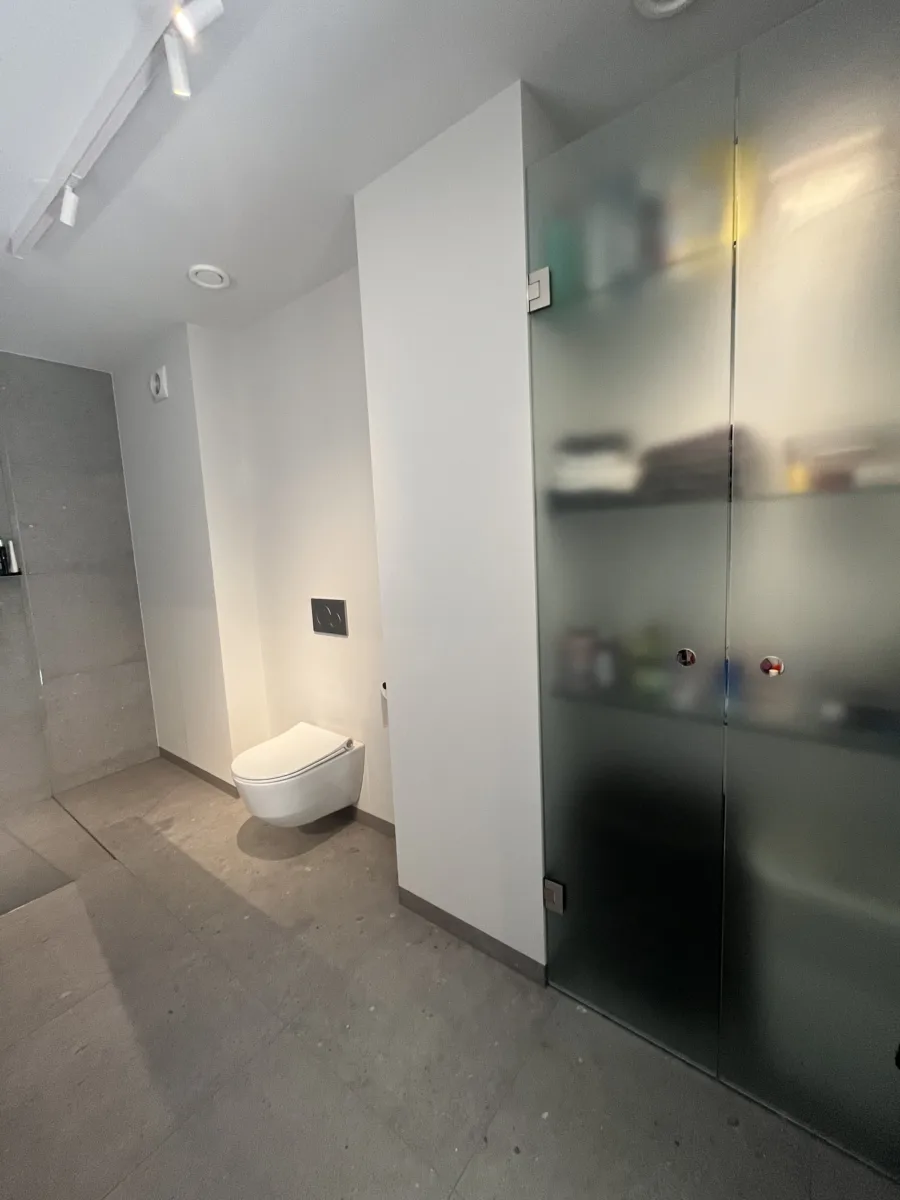 Badkamer met glazen inloopdouche tot aan het plafond – modern stijl – Doorwerth