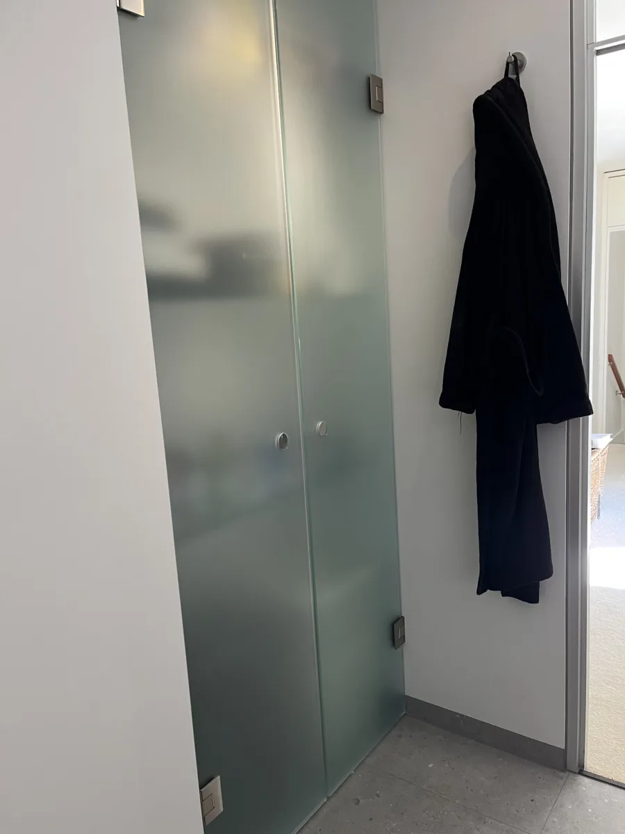 Badkamer met glazen inloopdouche tot aan het plafond – modern stijl – Doorwerth (foto 12)