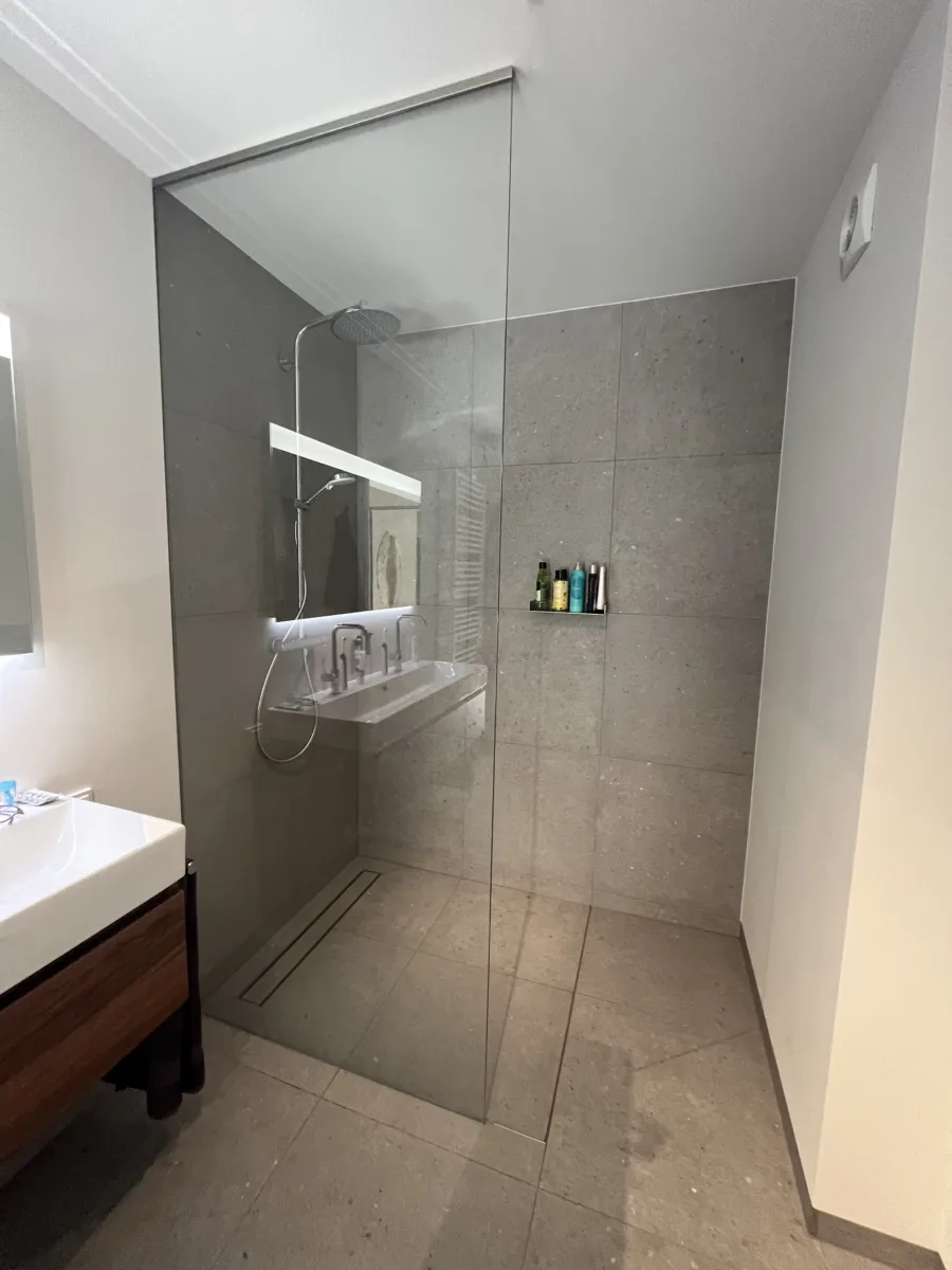 Badkamer met glazen inloopdouche tot aan het plafond – modern stijl – Doorwerth (foto 2)
