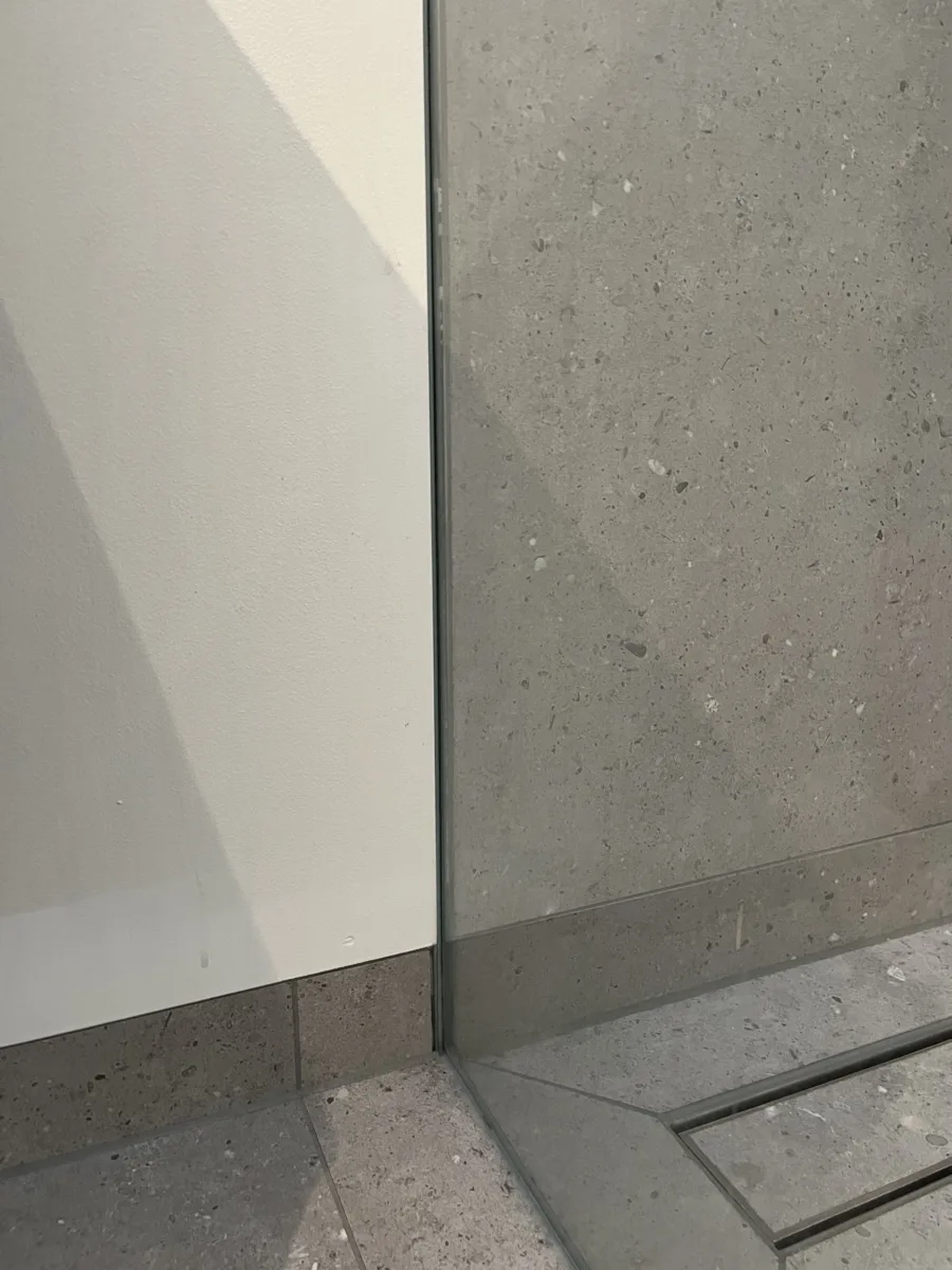 Badkamer met glazen inloopdouche tot aan het plafond – modern stijl – Doorwerth (foto 7)