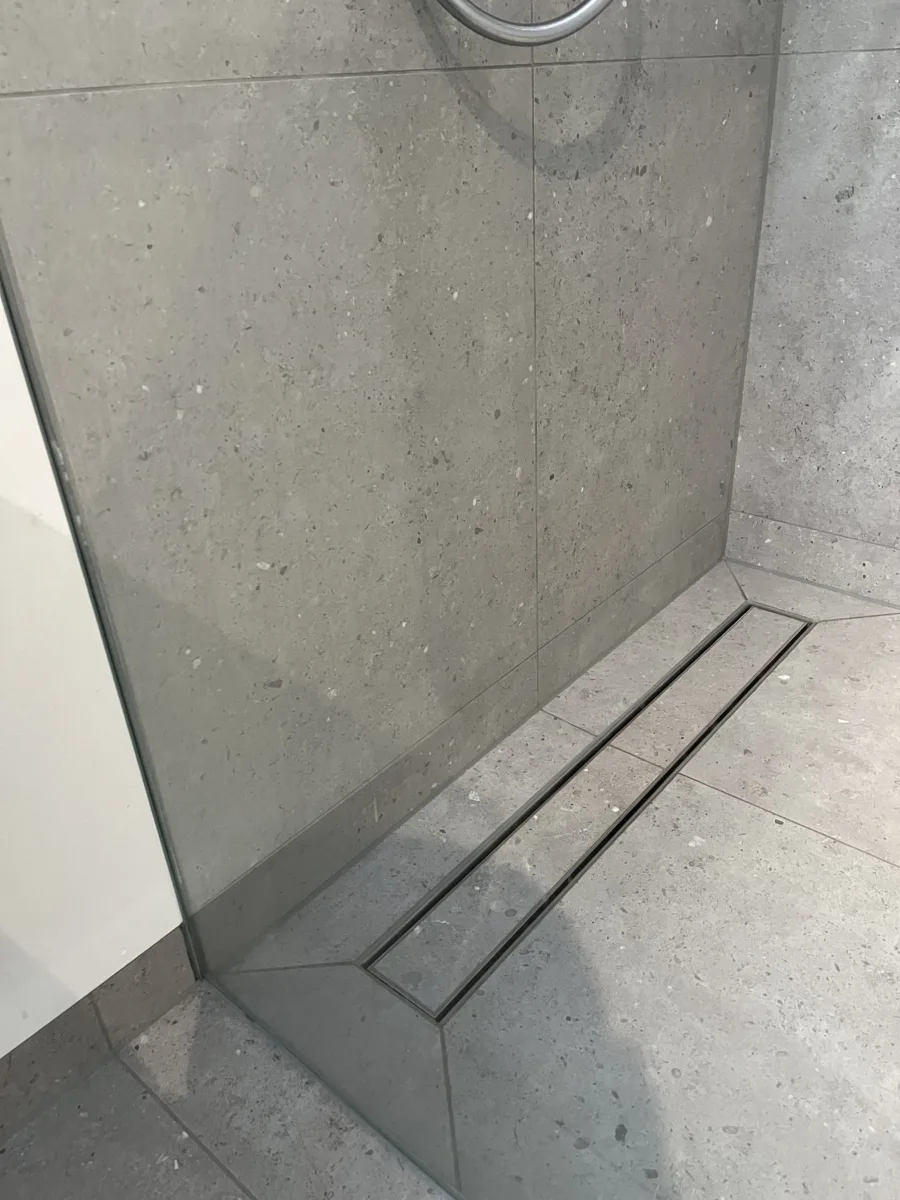 Badkamer met glazen inloopdouche tot aan het plafond – modern stijl – Doorwerth (foto 3)