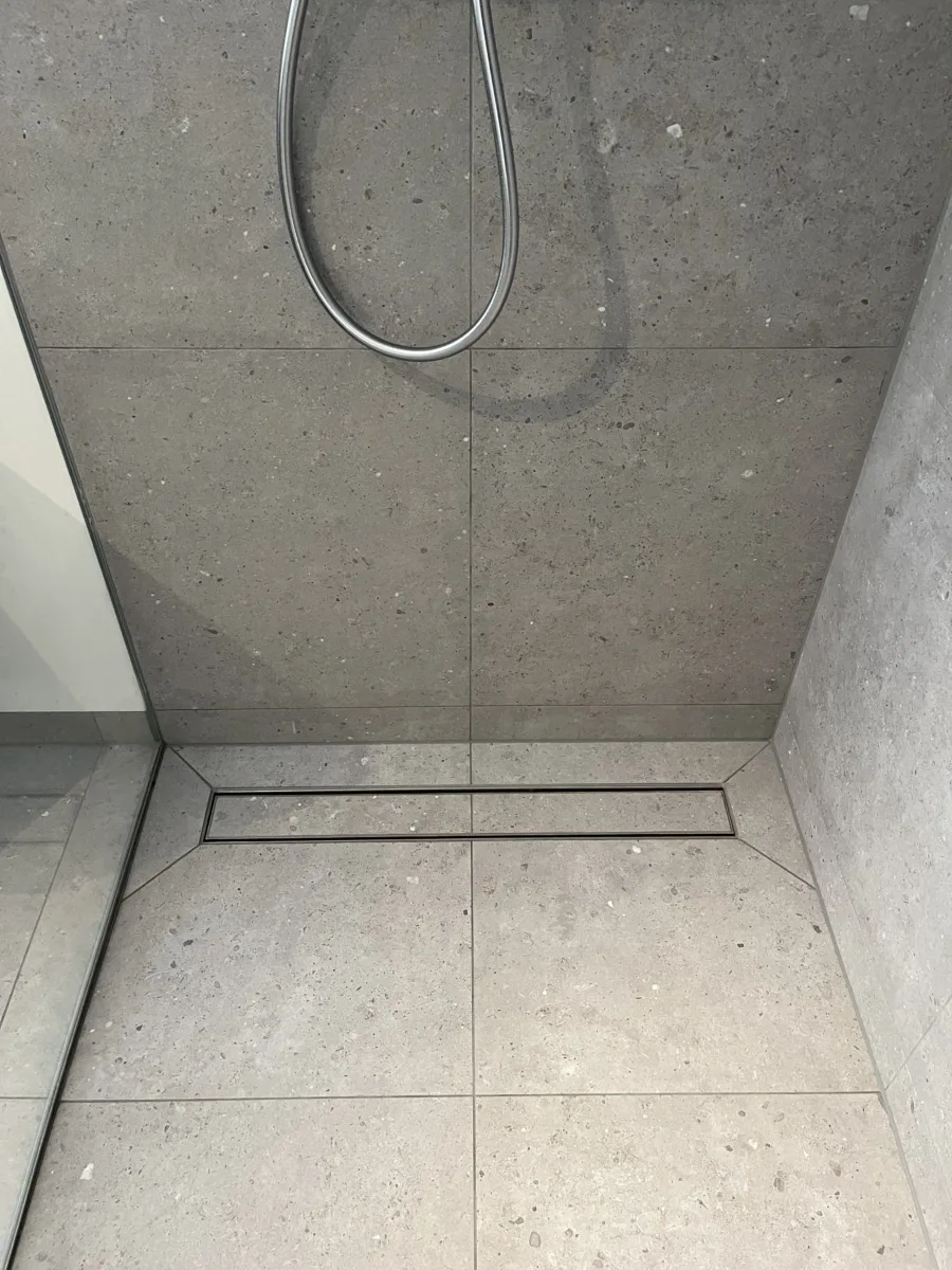 Badkamer met glazen inloopdouche tot aan het plafond – modern stijl – Doorwerth (foto 4)