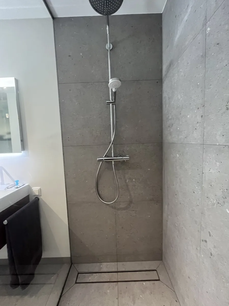 Badkamer met glazen inloopdouche tot aan het plafond – modern stijl – Doorwerth (foto 5)