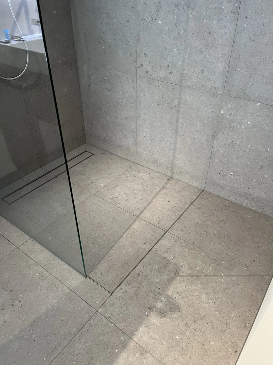 Badkamer met glazen inloopdouche tot aan het plafond – modern stijl – Doorwerth (foto 18)