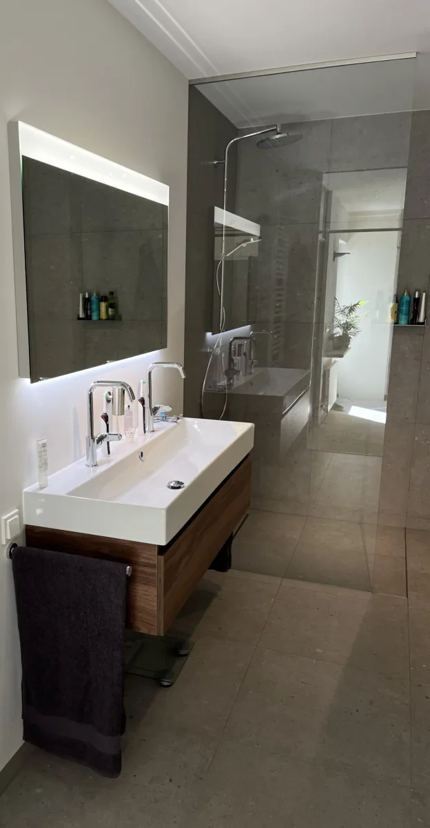Badkamer met glazen inloopdouche tot aan het plafond – modern stijl – Doorwerth (foto 8)