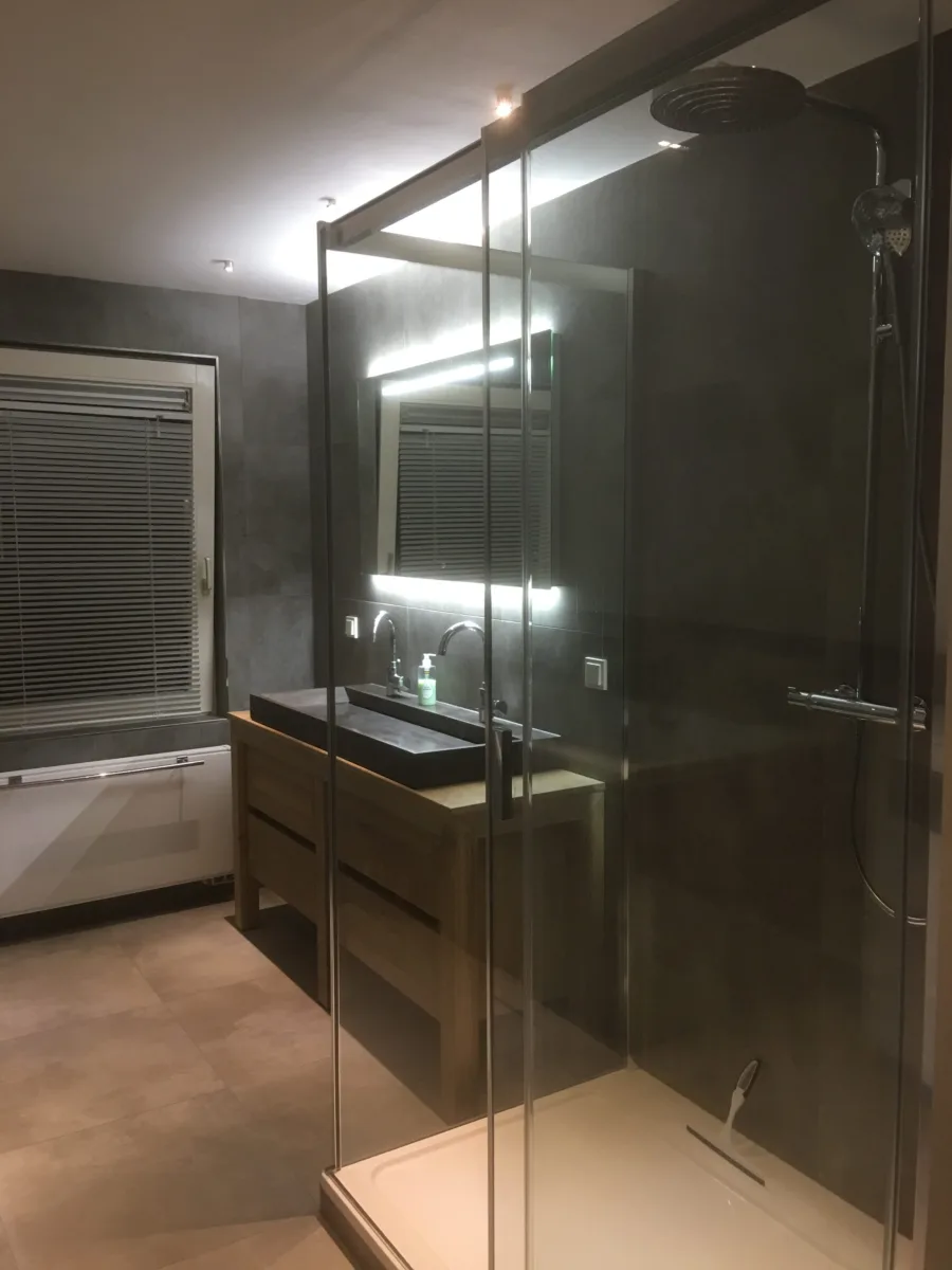 Badkamer met eiken badmeubel op maat – modern stijl – Lienden (foto 4)
