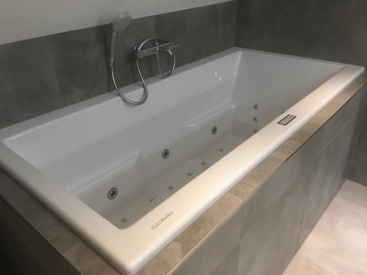 Badkamer met eiken badmeubel op maat – modern stijl – Lienden (foto 6)