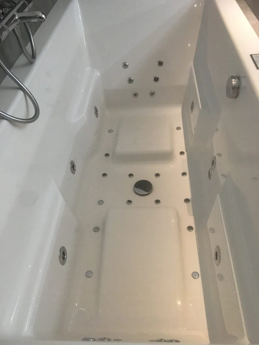 Badkamer met eiken badmeubel op maat – modern stijl – Lienden (foto 5)