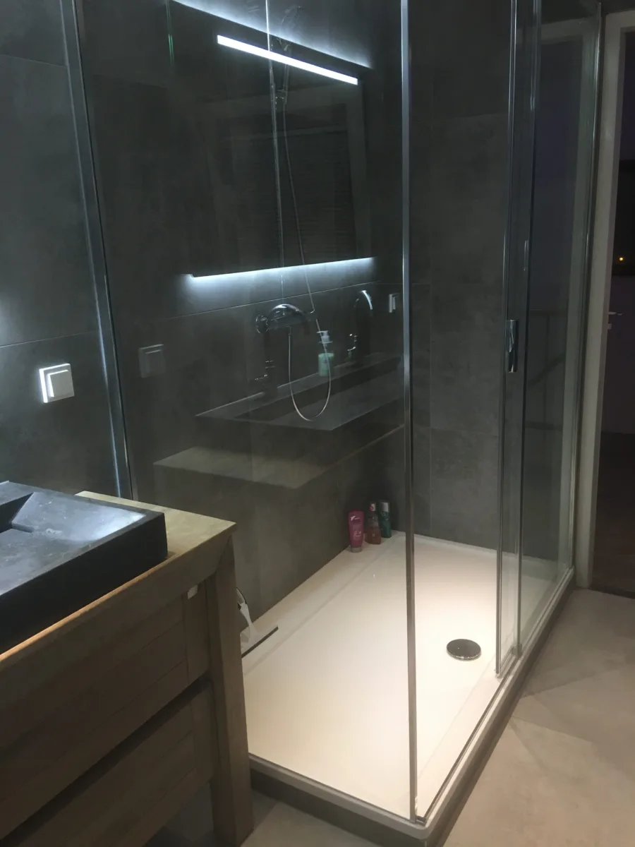 Badkamer met eiken badmeubel op maat – modern stijl – Lienden (foto 3)