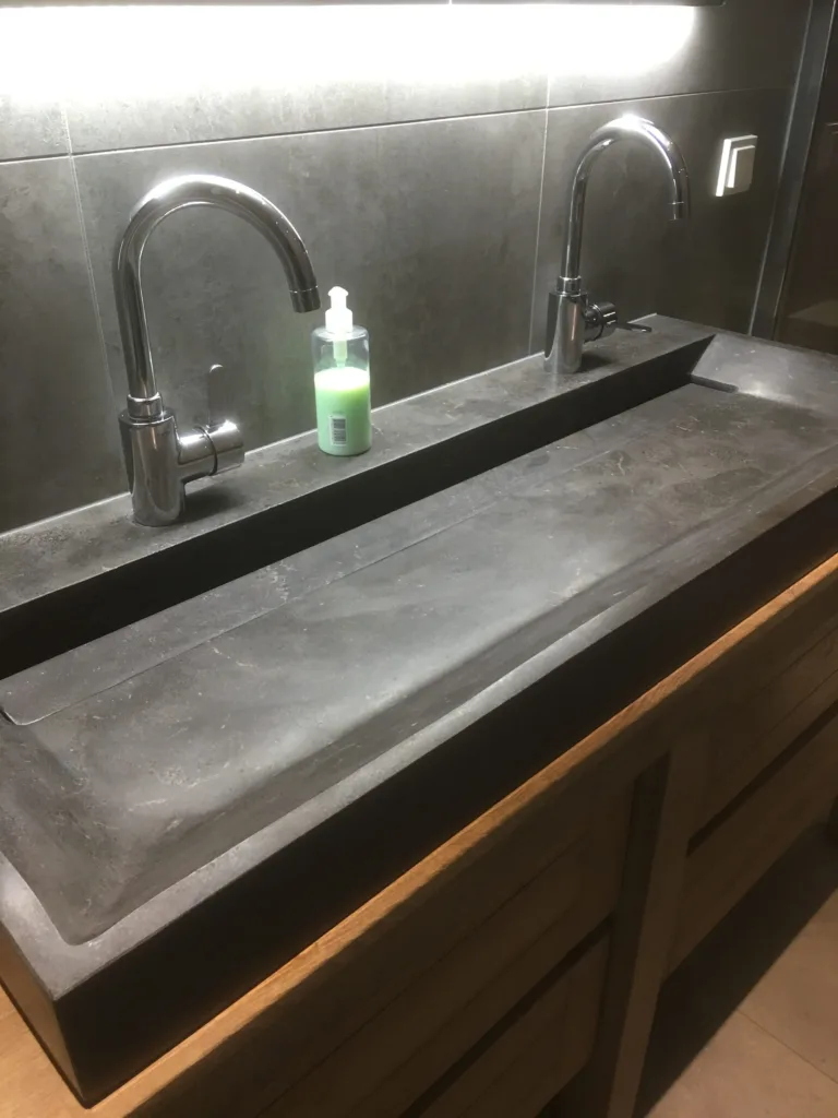Badkamer met eiken badmeubel op maat – modern stijl – Lienden