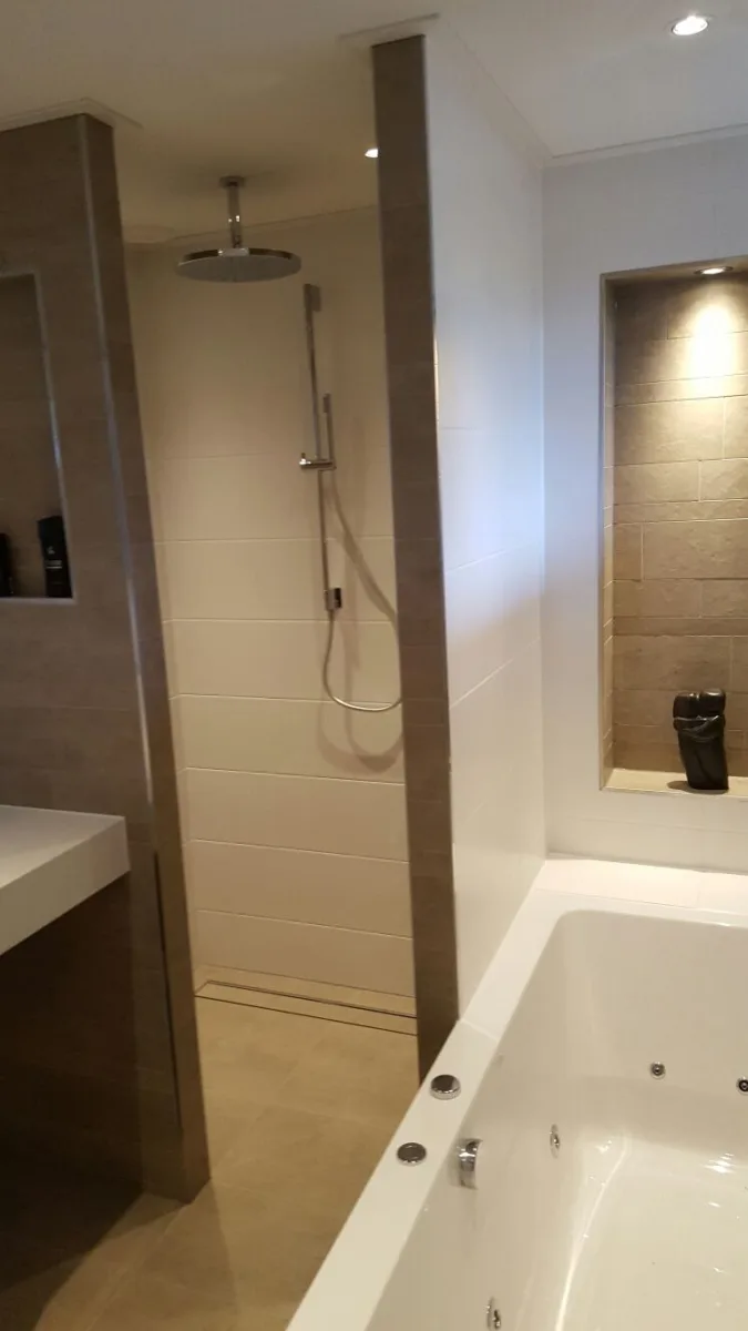 Badkamer met nissen – modern stijl – Wageningen  (foto 2)
