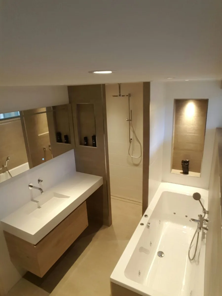 Badkamer met nissen – modern stijl – Wageningen 