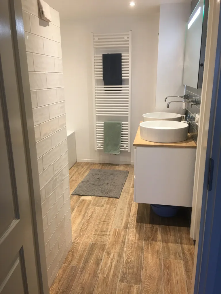 Badkamer opbouw waskommen – badkamers met hout stijl – Rhenen