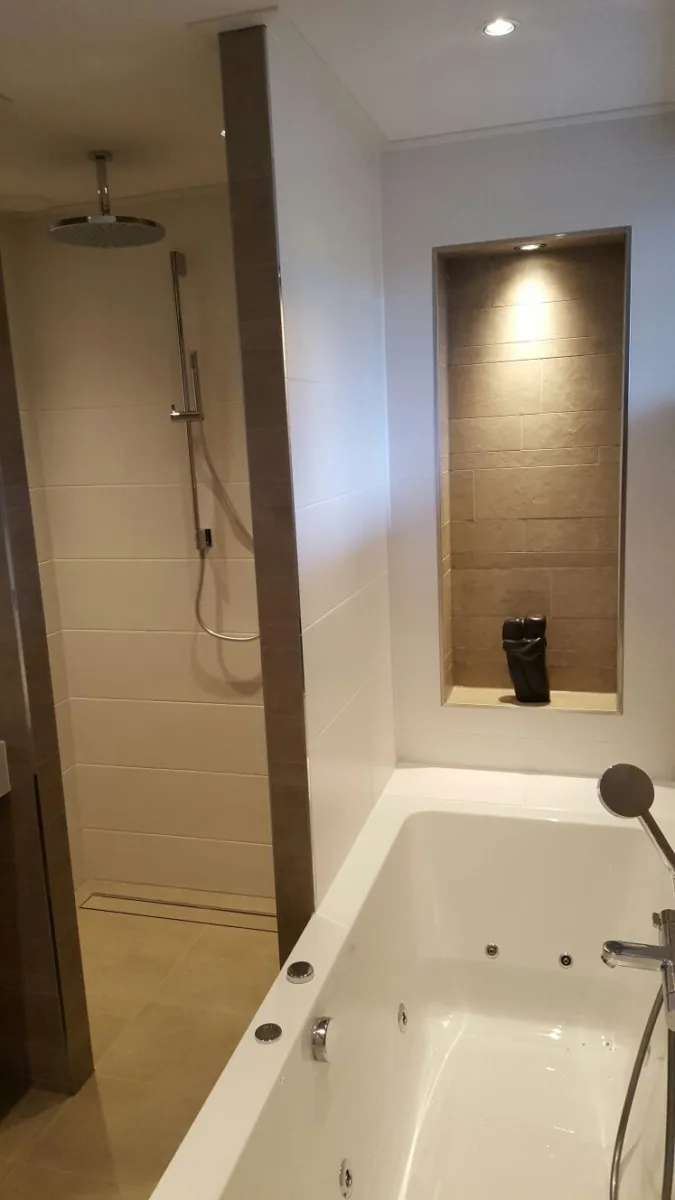 Badkamer met nissen – modern stijl – Wageningen  (foto 6)