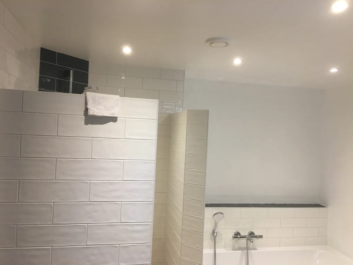 Badkamer opbouw waskommen – badkamers met hout stijl – Rhenen (foto 13)